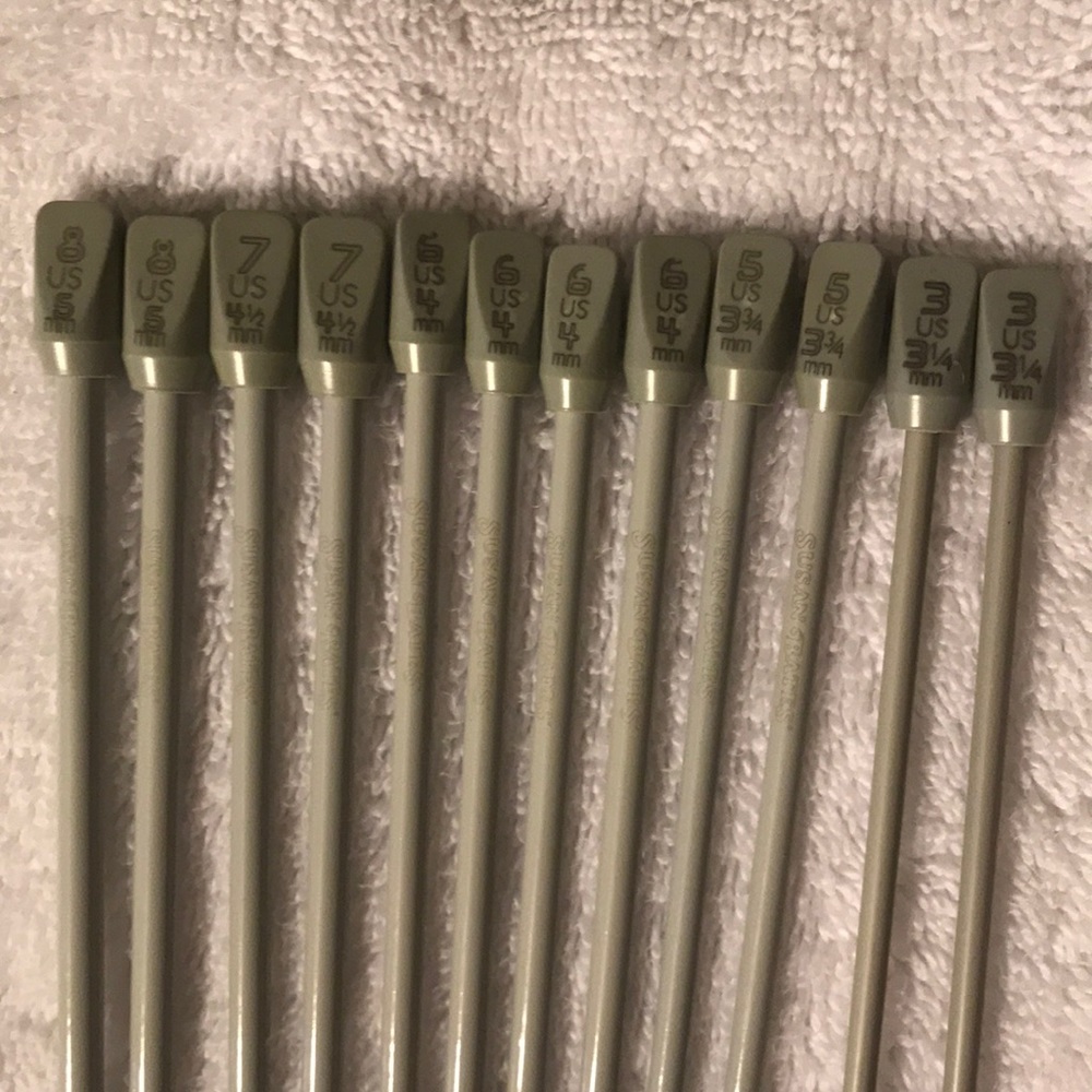 Bundle of knitting needles (various sizes)